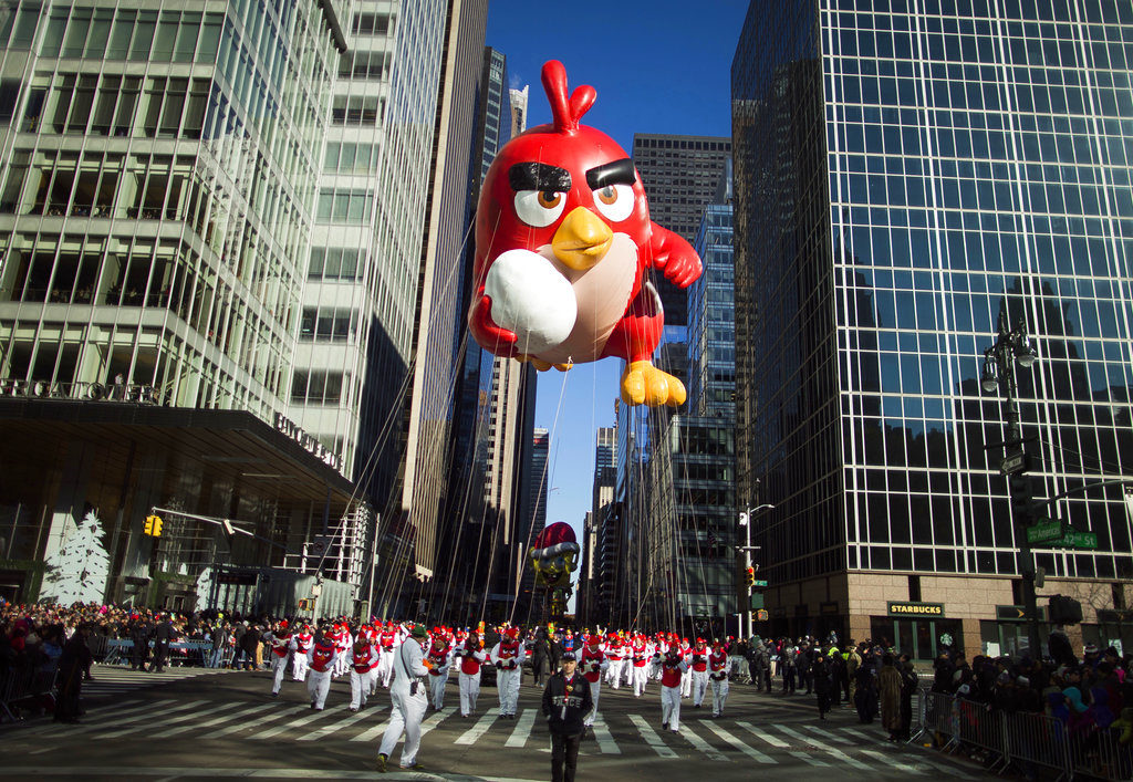 Un globo del personaje Red, de Angry Birds", recorre la la avenida Sexta durante el Desfile del Día de Acción de Gracias de Macy's, el jueves 23 de noviembre del 2017 en Nueva York. (AP Foto/Andres Kudacki)