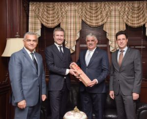 Canciller Miguel Vargas junto al viceministro Carlos Gabriel García y ejecutivos de ALTICE.