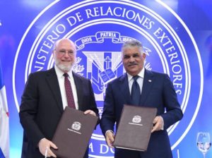 El canciller Miguel Vargas, al firmar el convenio, junto al titular del MINC, Pedro Vergés