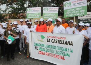 Residentes en La Castellana realizan caminata