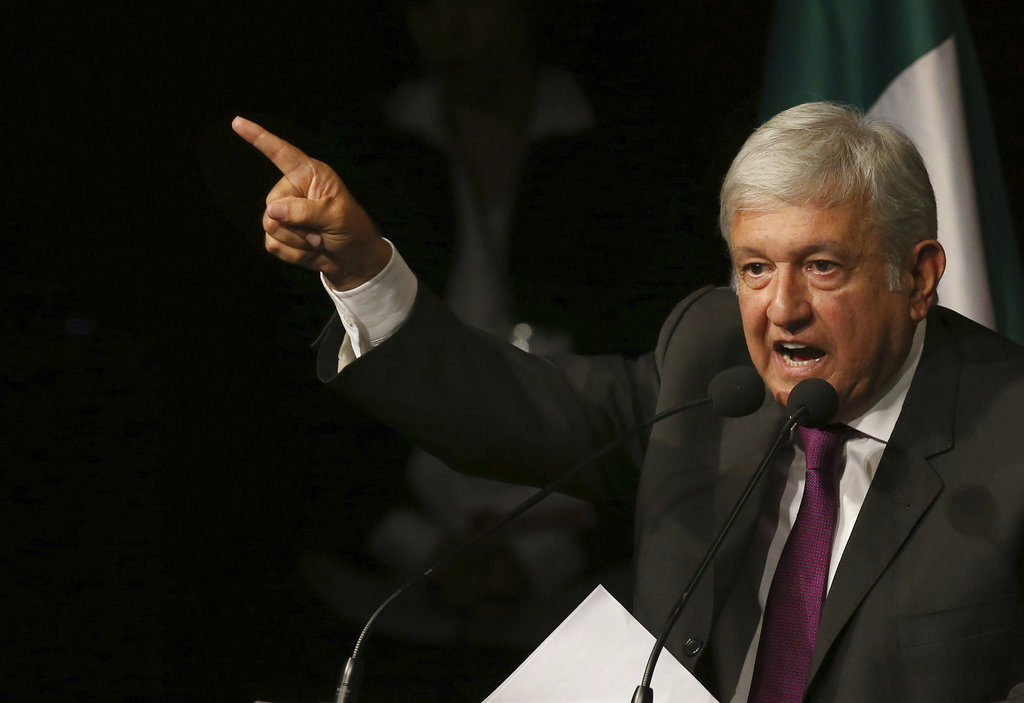 El candidato presidencial Andrés Manuel López Obrador habla en el Auditorio Nacional en la Ciudad de México, el lunes 20 de noviembre del 2017. (AP Foto/Marco Ugarte)