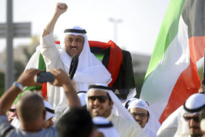 ARCHIVO - En esta foto del 20 de abril del 2015, partidarios celebra con el líder opositor Musallam al-Barrack en Kuwait tras si libertad bajo fianza antes de un fallo sobre cargos de que insultó al soberano del país. Al-Barrack, tres legisladores y otras decenas de personas fueron sentenciadas a prisión el lunes, 27 de noviembre del 2017, por una protesta en la que manifestantes irrumpieron en el parlamento en el 2011. (AP Foto)