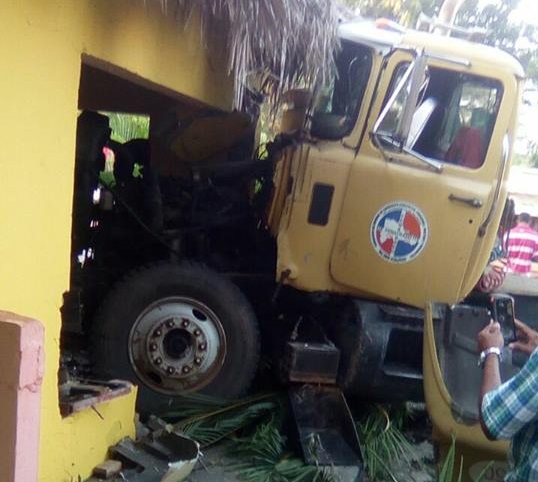 Patana que mató a cuatro termina colisionando con una vivienda en Montecristi.