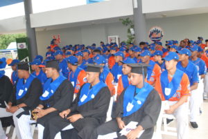 Grupo de graduandos de bachillerato de la Academia de los Mets con el programa Cenapec.