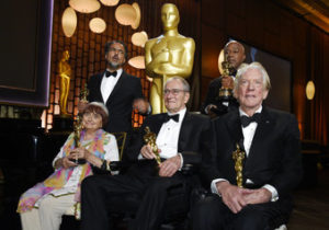 Los galardonados en los Premios de los Gobernadores (de izquierda a derecha), Agnes Varda, Alejandro González Iñárritu, Owen Roizman, Charles Burnett y Donald Sutherland, posan con sus Oscar tras la ceremonia celebrada en The Ray Dolby Ballroom, el 11 de noviembre de 2017, en Los Ángeles. (