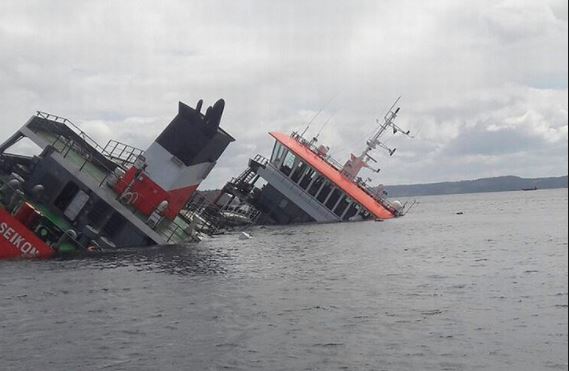 Barco se vuelca en La India