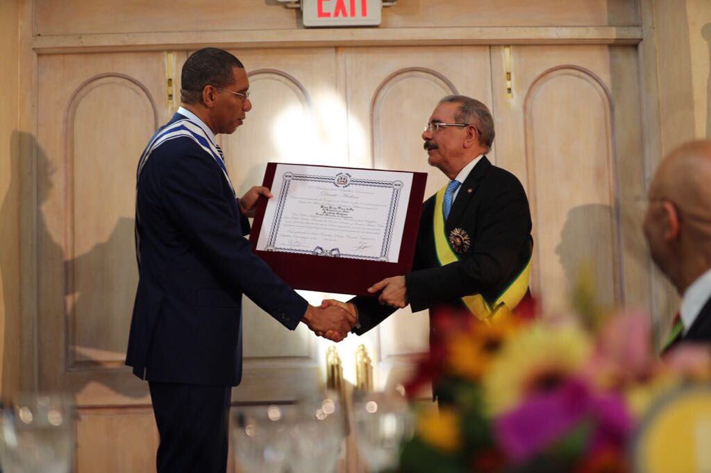 Danilo Medina concedió a Holness la condecoración de la Orden del Mérito de Duarte, Sánchez y Mella en el Grado Gran Cruz Placa de Oro.