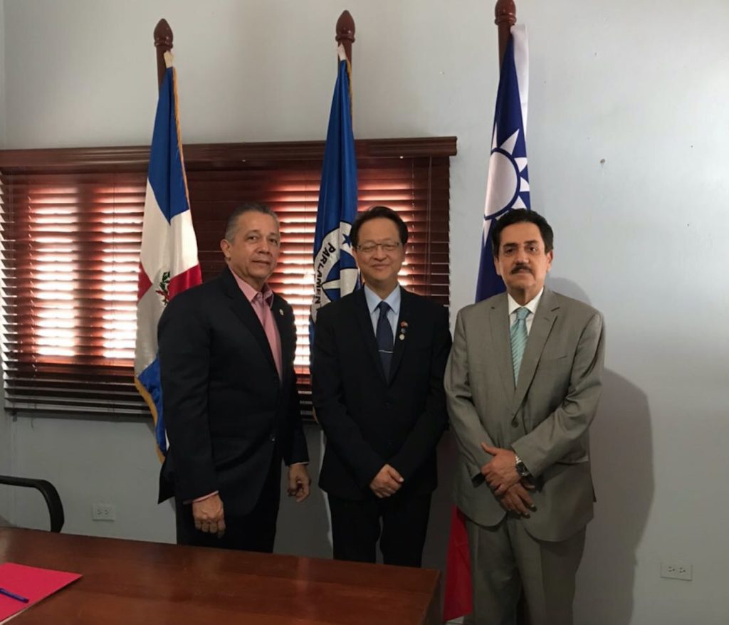 El presidente del Parlacen, Tony Raful_ el embajador de Taiwan, Valentino Ji Zen Tang, y el diputado Manuel Adames durante el encuentro con el diplomático.