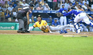 Johan Camargo, de las Águilas Cibaeñas, anota en un juego ante los Tigres del Licey. Hay 20 extranjeros en la Serie Final.