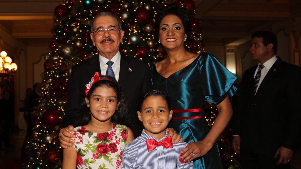 Familia presidencial enciende árbol de Navidad