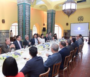 El canciller Miguel Vargas junto a empresarios de Santiago a quienes presenta un proyecto de diplomacia comercial