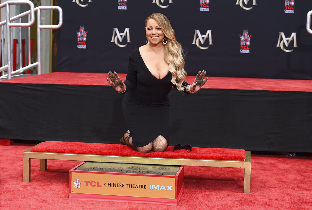 En esta foto del 1 de noviembre del 2017, Mariah Carey posa tras estampar sus huellas en cemento en una ceremonia en el Teatro Chino TCL en Los Angeles. (Photo by Jordan Strauss/Invision/AP, File)