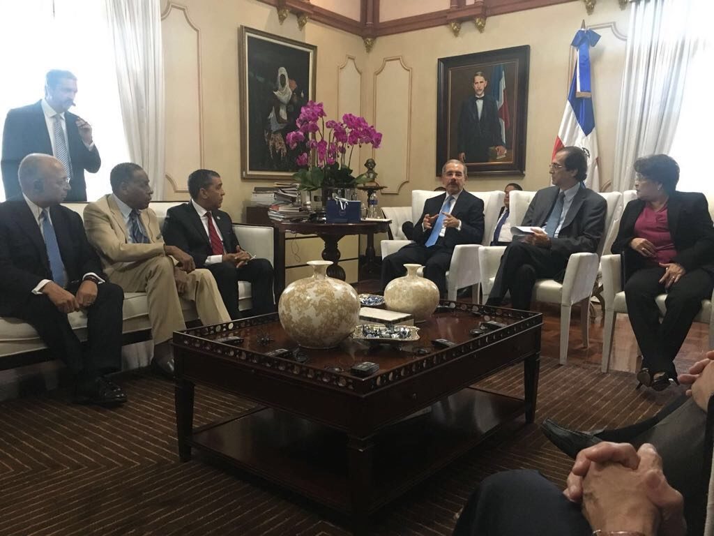 Presidente Danilo Medina (centro) durante la reunión con comisión de instituciones de educación superior de NY