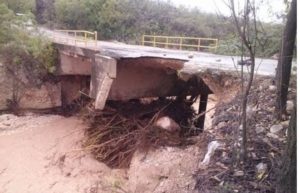 Puente que comunica a los municipios de Polo y Cabral en Barahona