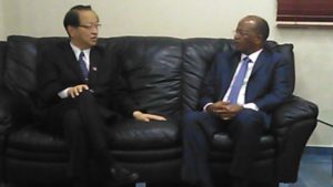 Reunión del director de la OMSA, Héctor Mojica (derecha) y el embajador de Taiwán en el país, Valentino Tang.