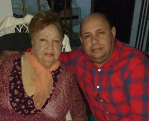 Jorge Ramos, junto a su madre Julia