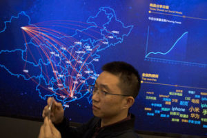 Un visitante del centro de mando del gigante chino del comercio electrónico JD.com, de pie junto a un mapa digital que muestra el flujo de entregas en todo el país, en Beijing, China, el sábado 11 de noviembre de 2017.