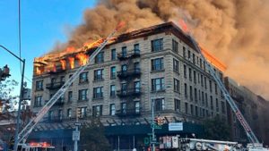 Fuerte incendio consume parte de un edificio en Manhattan