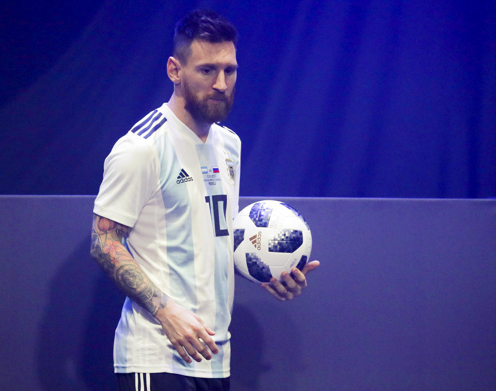 El futbolista argentino Lionel Messi sostiene el balón que será utilizado en la Copa del Mundo de 2018 durante una actividad el jueves, 9 de noviembre de 2017, en Moscú. (Oleg Shalmer)