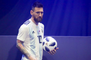 El futbolista argentino Lionel Messi sostiene el balón que será utilizado en la Copa del Mundo de 2018 durante una actividad el jueves, 9 de noviembre de 2017, en Moscú. (Oleg Shalmer)