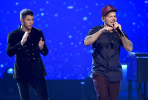 Nick Jonas,y Residente actuan en al Latin Grammy (Photo by Chris Pizzello/Invision/AP)