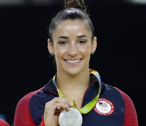 n imagen de archivo del 16 de agosto de 2016, la estadounidense Aly Raisman posa con la medalla de plata obtenida en la final de gimnasia artística con aparatos en los Juegos Olímpicos de 2016 en Río de Janeiro, Brasil. (AP Foto/Dmitri Lovetsky, archivo)