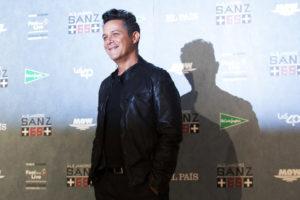 En esta foto del 17 de mayo del 2017, Alejandro Sanz posa en el estadio Vicente Calderón en Madrid. El cantautor español será reconocido como Persona del Año el 15 de noviembre del 2017 en Las Vegas, en la víspera de los Latin Grammy. (AP Foto/Francisco Seco, Archivo)