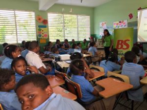 Banca Solidaria inculca el ahorro a los estudiantes en las escuelas