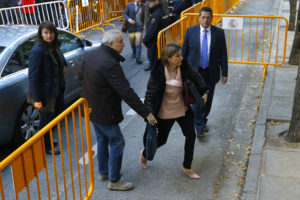 La expresidenta del parlamento catalán, Carme Forcadell , en el centro a la derecha, llega al Tribunal Supremo en Madrid, el jueves 9 de noviembre de 2017. (AP Foto/Francisco Seco)