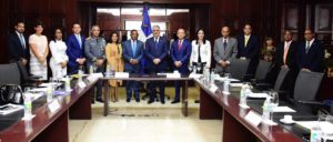 Miguel Vargas (centro) durante reunión de trabajo con los miembros del pleno de la Conare