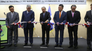 El presidente Danilo Medina y el embajador de Corea en el país, Ji Zen. (Foto Romelio Montero)