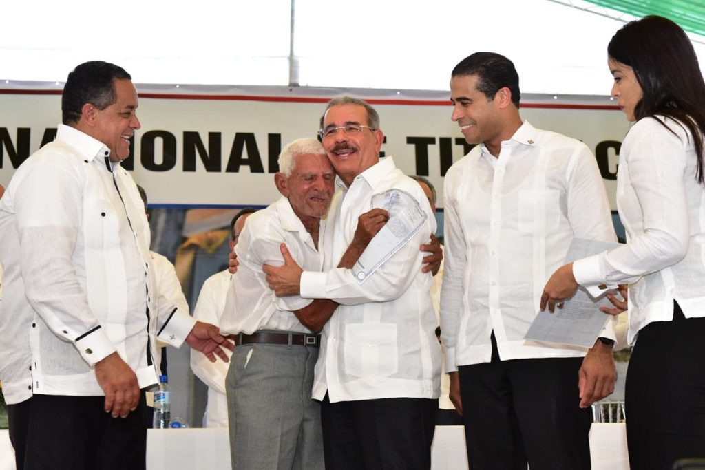 Danilo medina durante la entrega de títulos definitivos a familias de Gaspar Hernández
