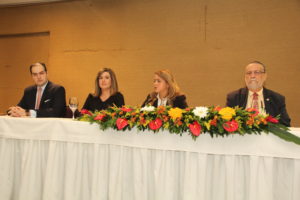 Integran la mesa central, Nassim José Alemany, ejecutivo de la firma de consultoría Deloitte; Lucile Houellemont, presidenta de Adesinc; Katia Salomón, encargada jurídica de Deloitte y Salador Montás, director ejecutivo de ADESINC.