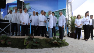 El presidente Danilo Medina asistió al acto del primer palazo del Hotel Ocean El Faro. Se trata de una iniciativa del Grupo H10 Hotels.