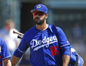 En imagen de archivo del 18 de marzo de 2017, el jardinero derecho de los Dodgers de Los Ángeles Andre Ethier camina hacia el dugout antes de un partido de postemporada ante los Medias Blancas de Chicago, en Glendale, Arizona. (AP Foto/Ross D. Franklin, archivo)