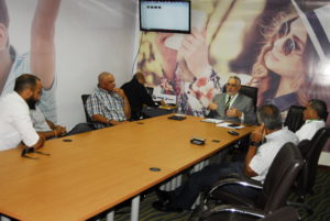 El presidente de la Liga de Béisbol Profesional de la República Dominicana Inc.(LIDOM), Vitelio Mejía Ortiz (centro), durante la reunión del organismo.