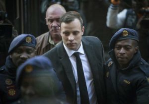 En esta imagen del 6 de julio de 2016, Oscar Pistorius llega a la Máxima Corte en Pretoria, Sudáfrica, para su audiencia de sentencia por el asesinato de su novia, Reeva Steenkamp, que ocurrió el Día de San Valentín de 2013 en la casa que ambos compartían. (AP)