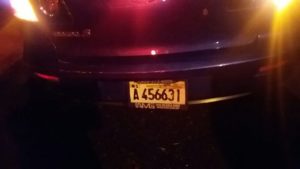El carro marca Mazda 3, azul, placa A456631, fueron halladas muertas una mujer y dos niñas fueron la noche de este miércoles en la Zona Universitaria (Foto Rafael Alonso Rijo)