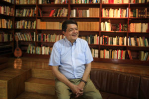 En esta foto del 27 de abril del 2011, el escritor nicaragüense Sergio Ramirez durante una entrevista en Managua. Ramírez es el ganador del Premio Cervantes 2017, anunció el gobierno español el jueves 16 de noviembre del 2017. (AP Foto/Esteban Félix, Archivo)