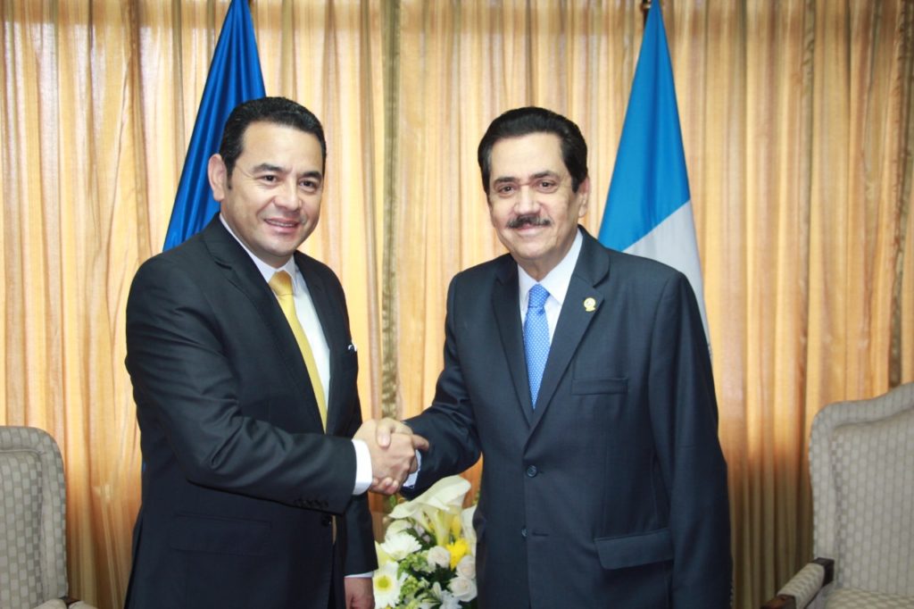 El presidente de Guatemala, Jimmy Morales, y el presidente del Parlacen, Tony Raful.