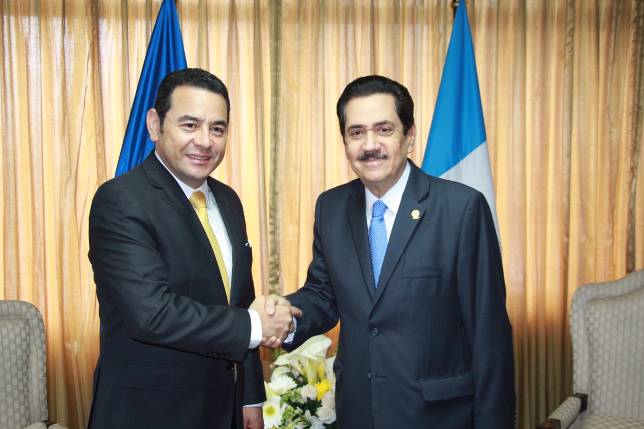 El presidente de Guatemala, Jimmy Morales, y el presidente del Parlacen, Tony Raful.
