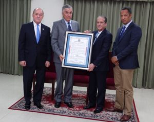 El presidente del Senado, Reinaldo  Pared Pérez, junto a una comisión de senadores, un certificado  de reconocimiento al empresario Juan F. Bancalari Brugal