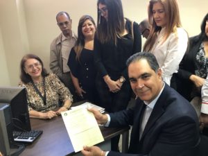 Santiago Hazím al momento de inscribir su candidatura para la vicepresidencia del PRM.