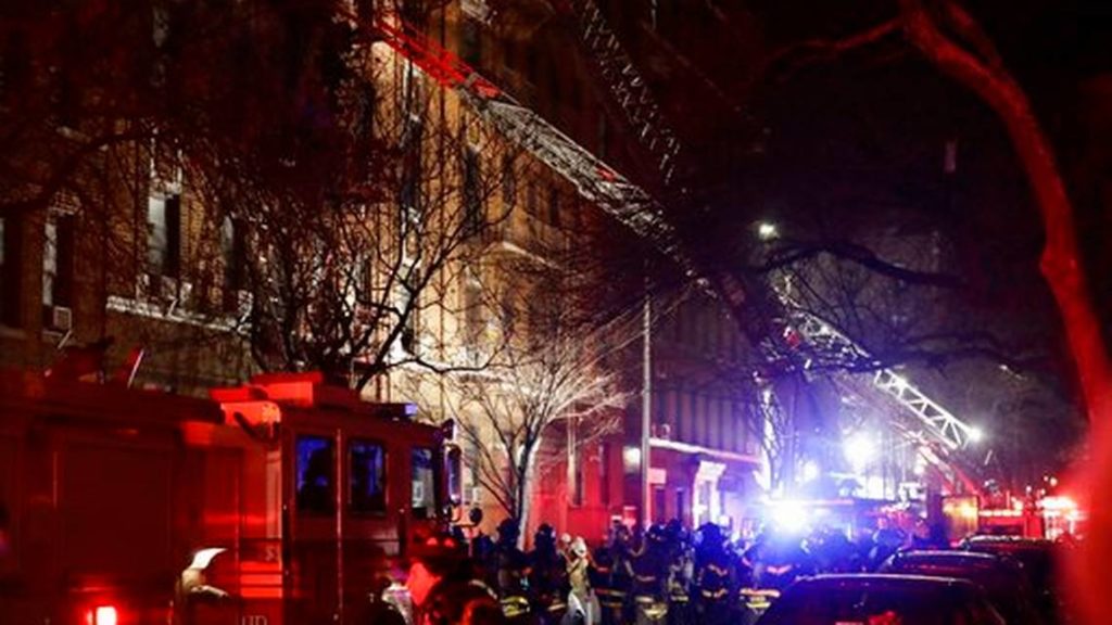 Bomberos responden a un incendio en un edificio en el barrio del Bronx, en Nueva York, el jueves 28 de diciembre de 2017, (AP Foto/Frank Franklin II)