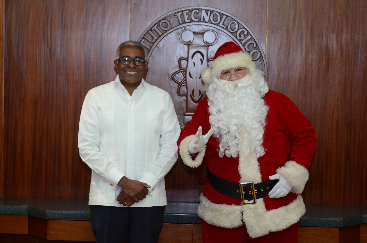 El rector INTEC, Rolando M. Guzmán, tras firmar un acuerdo de cooperación con Santa Claus