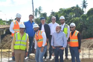 EL presidente Danilo Medina recorre hospitales en remodelación y otras obras como el puente Burende, en Santiago. Lo acompañan el Ing. Manuel Estrella y varios funcionarios Foto Ricardo Flete.