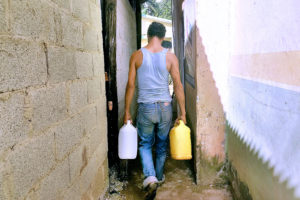 Escasez de agua potable. Foto Karina Jiménez (archivo)
