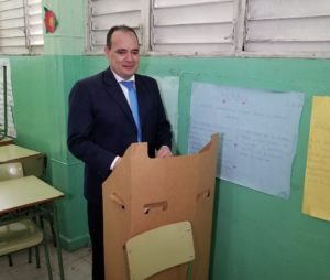El presidente del Colegio de Abogados Miguel Surún Hernández mientras ejerce su voto.
