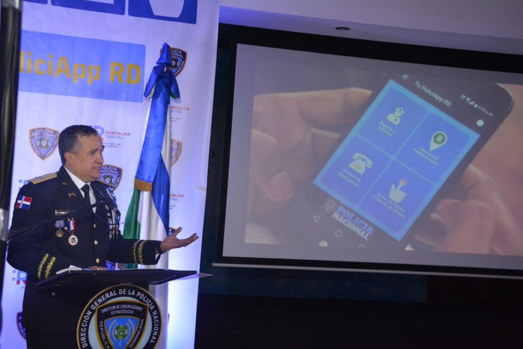 El director general de la Policía Nacional, mayor general Ney Aldrin Bautista Almonte, explicó a los presentes el funcionamiento de la aplicación ¨Tu PoliciApp RD¨
