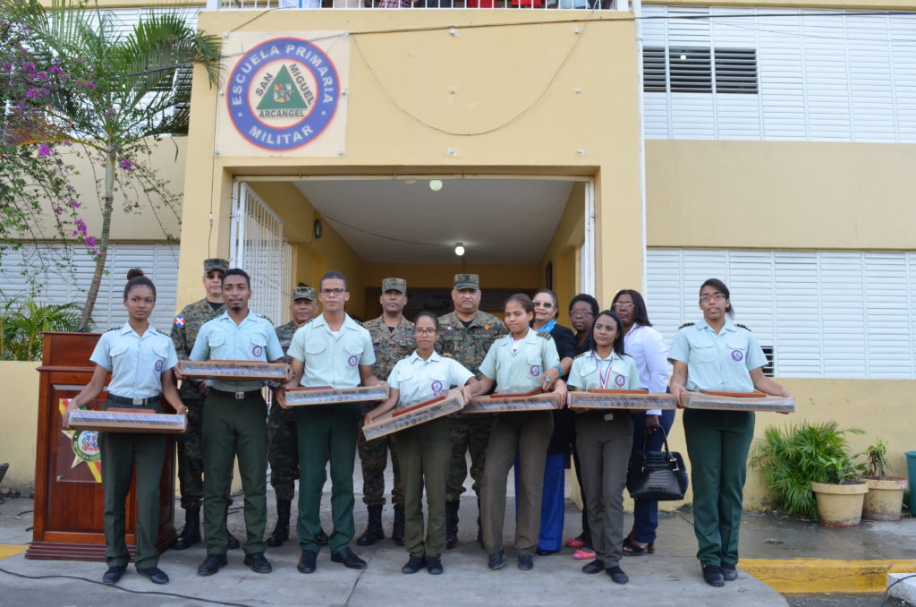 Ejército reconoce a sus estudiantes meritorios en Pruebas Nacionales